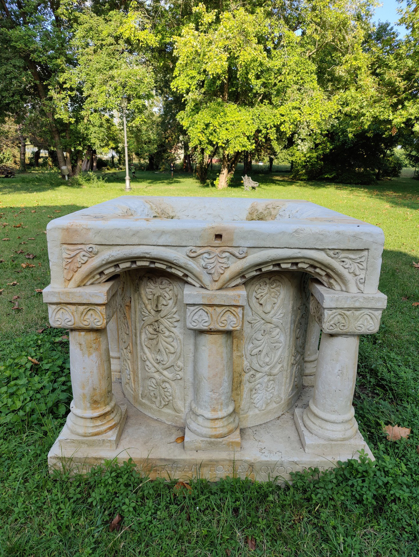 Magistrale pozzo in marmo con colonne e decorazioni - 124 x 124 cm
