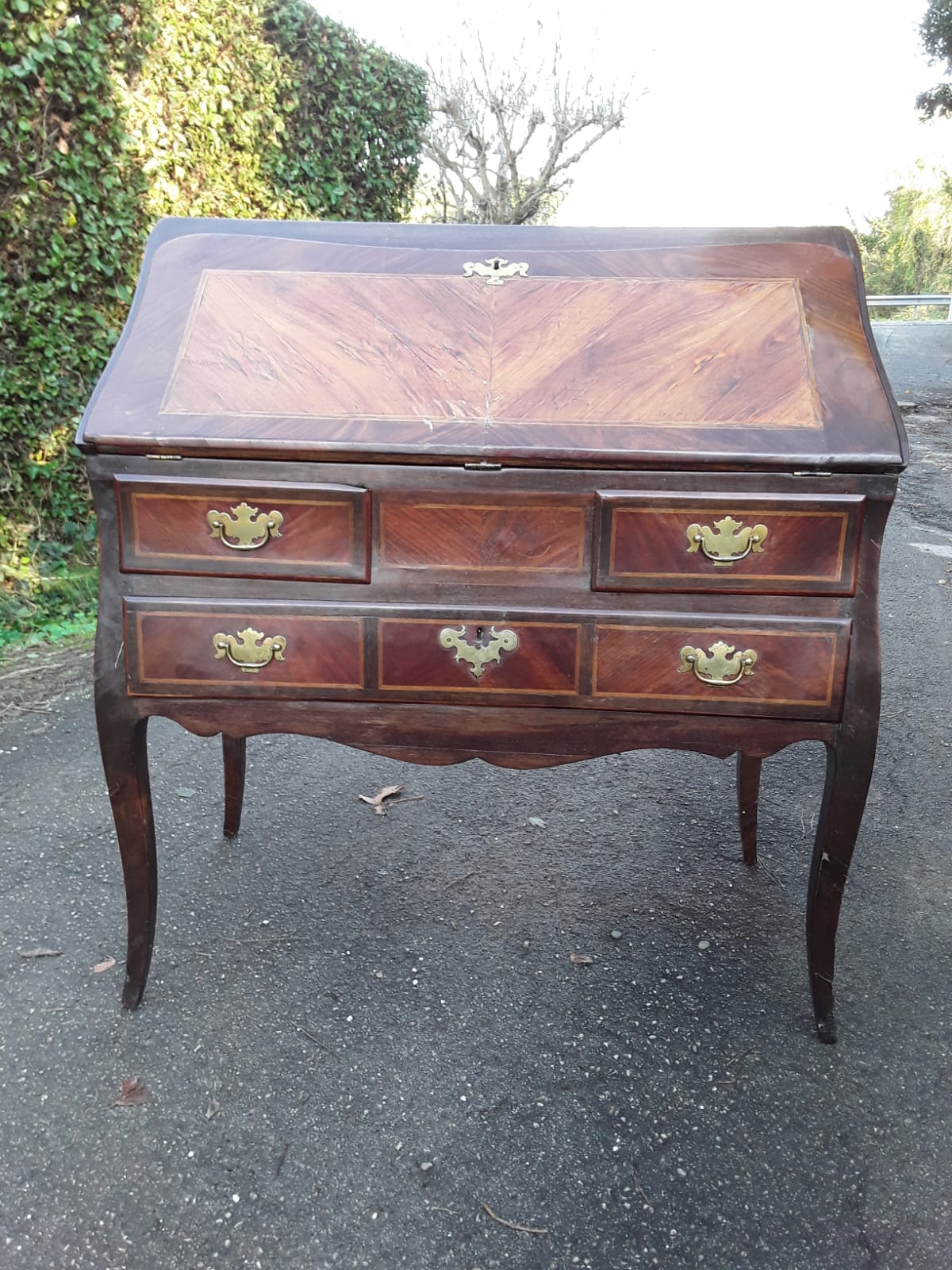 Louis XV drop-front desk from the 1700s, fabulous French inlaid herringbone pattern in mahogany, walnut, rosewood, boxwood, cherry, threaded, curved vertically on the front and sides L93xH102xD51 legal guarantee
