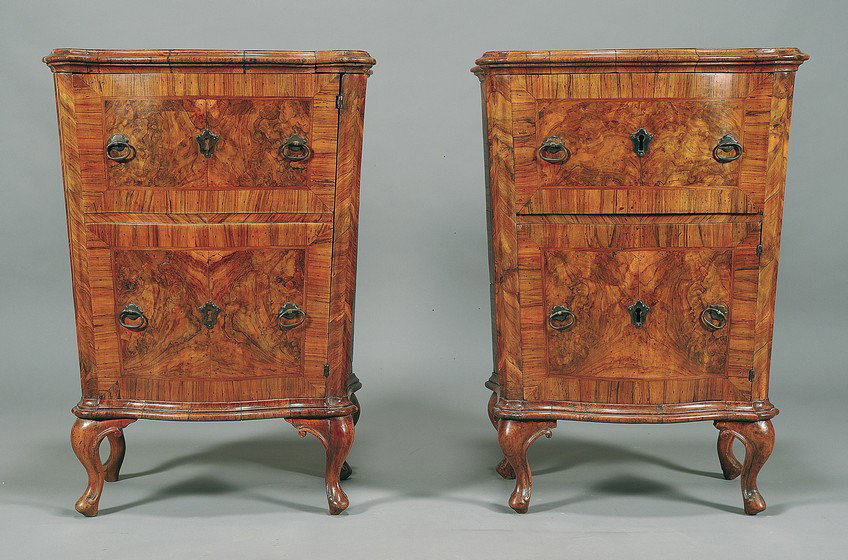 Coppia di comodini Luigi XIV lastronati in radica di noce, Venezia secolo XVIII