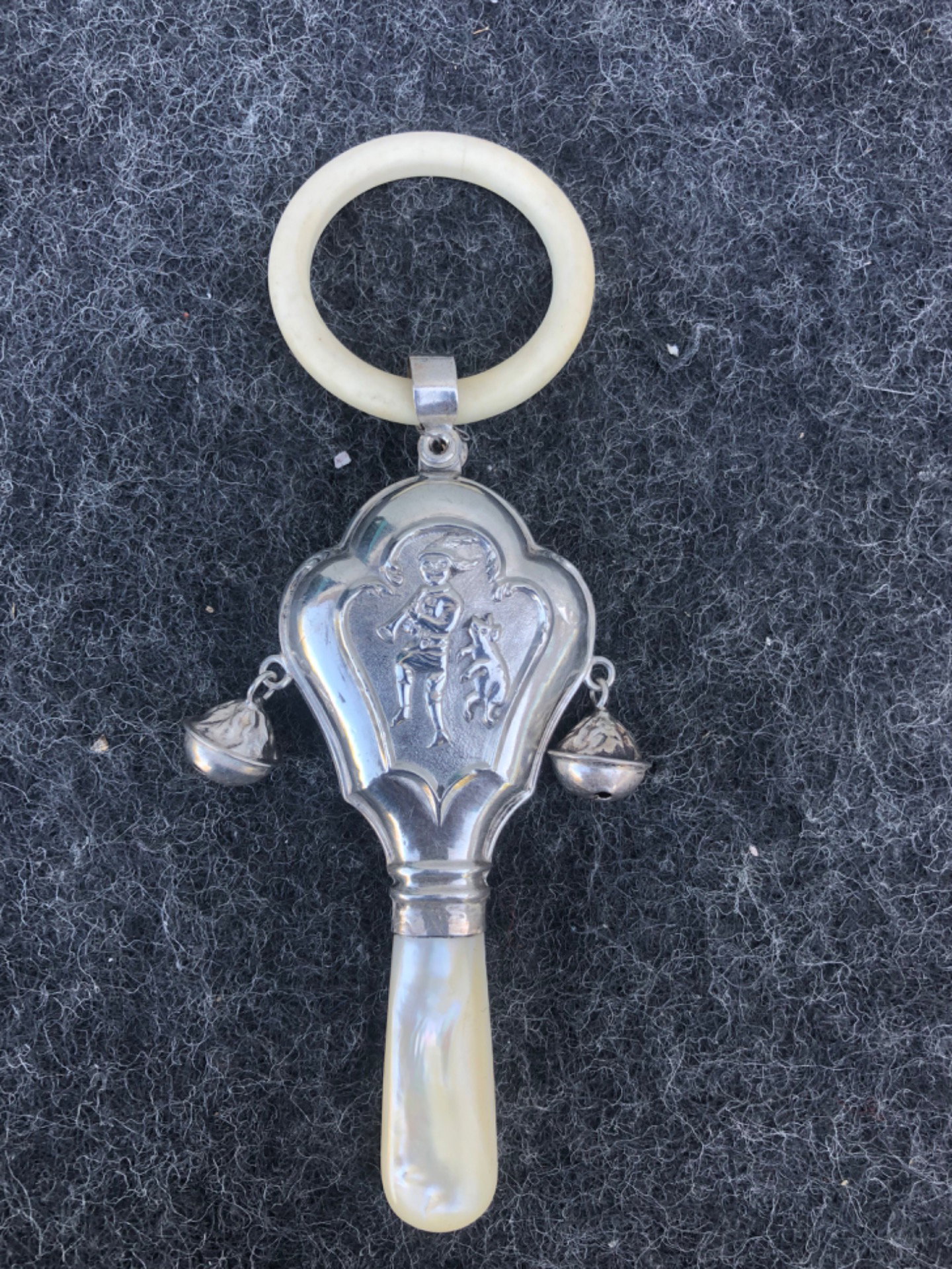 Sonaglio da bambino in argento raffigurante pifferaio magico.Manico in madreperla.Birmingham,Inghilterra,1922.