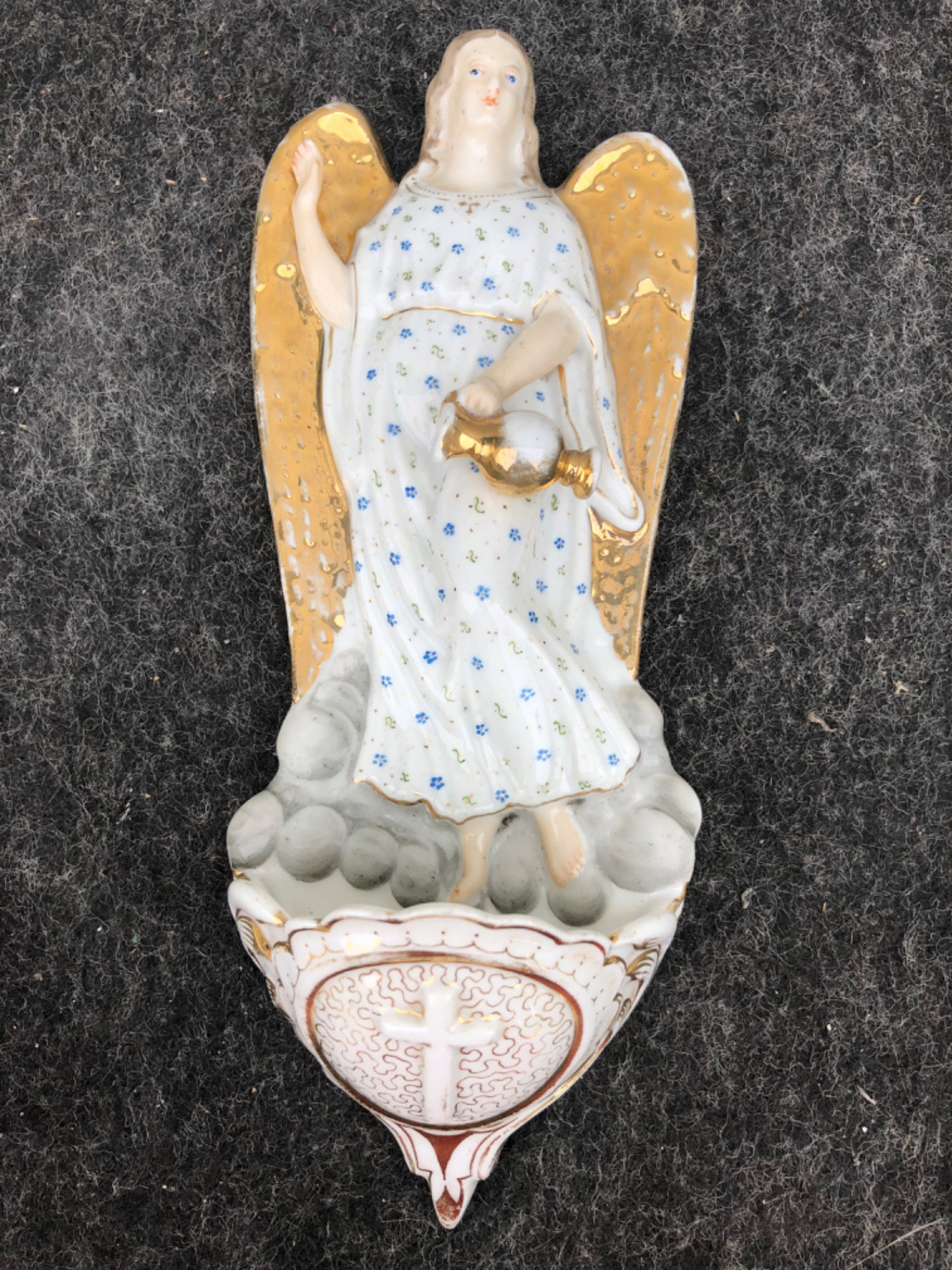 Bénitier en porcelaine représentant un ange avec déversoir. France.