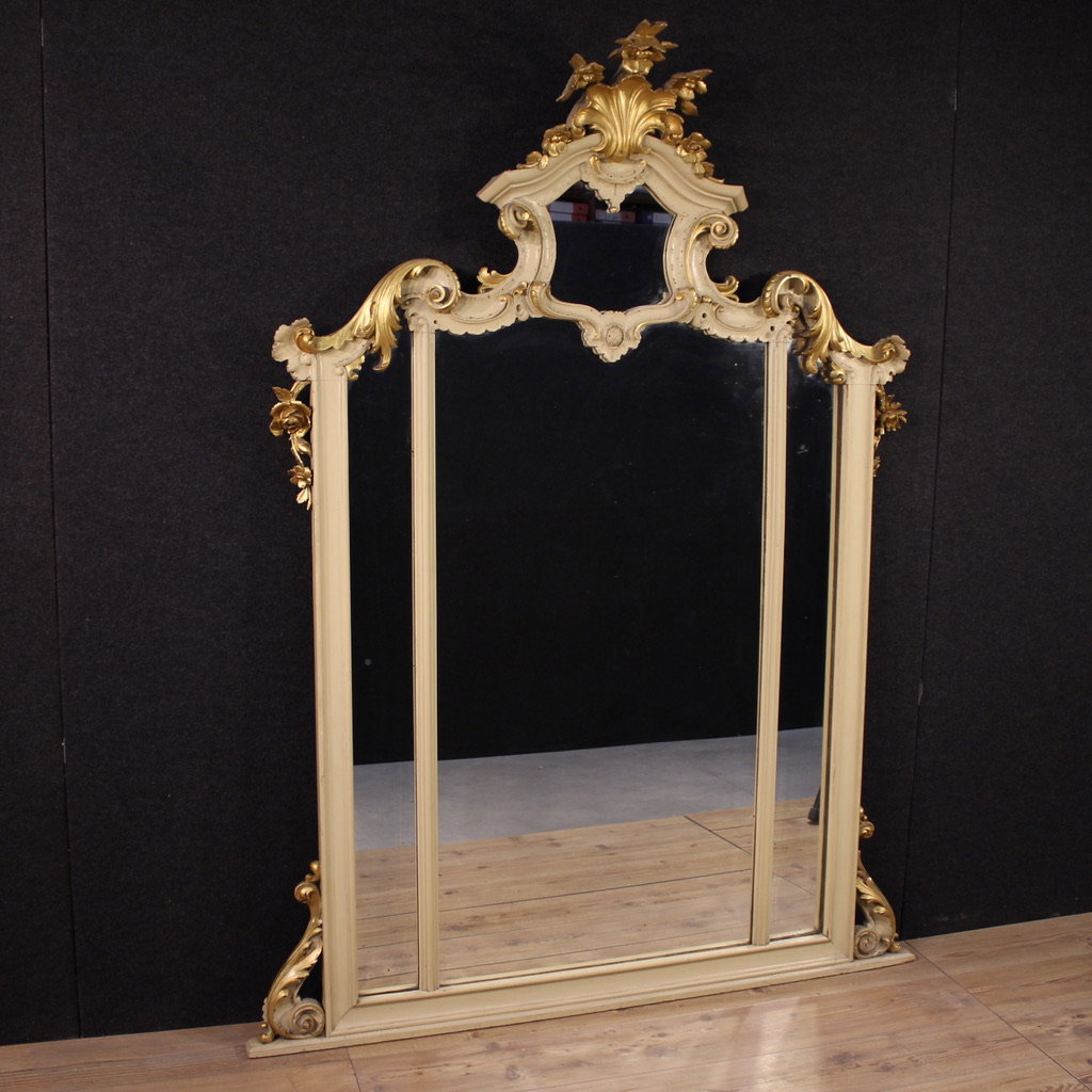 Grand miroir laqué et doré de style Louis XV du 20ème siècle