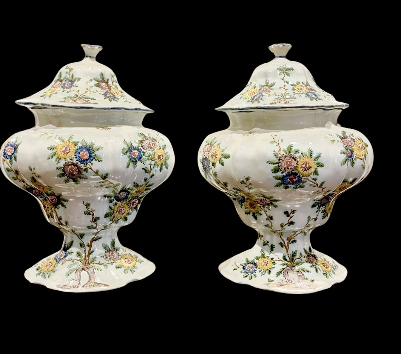 Pareja de jarrones con tapa decorados con motivos florales 'al tacchiolo'. Fabricación de Giacomo Boselli. Savona.