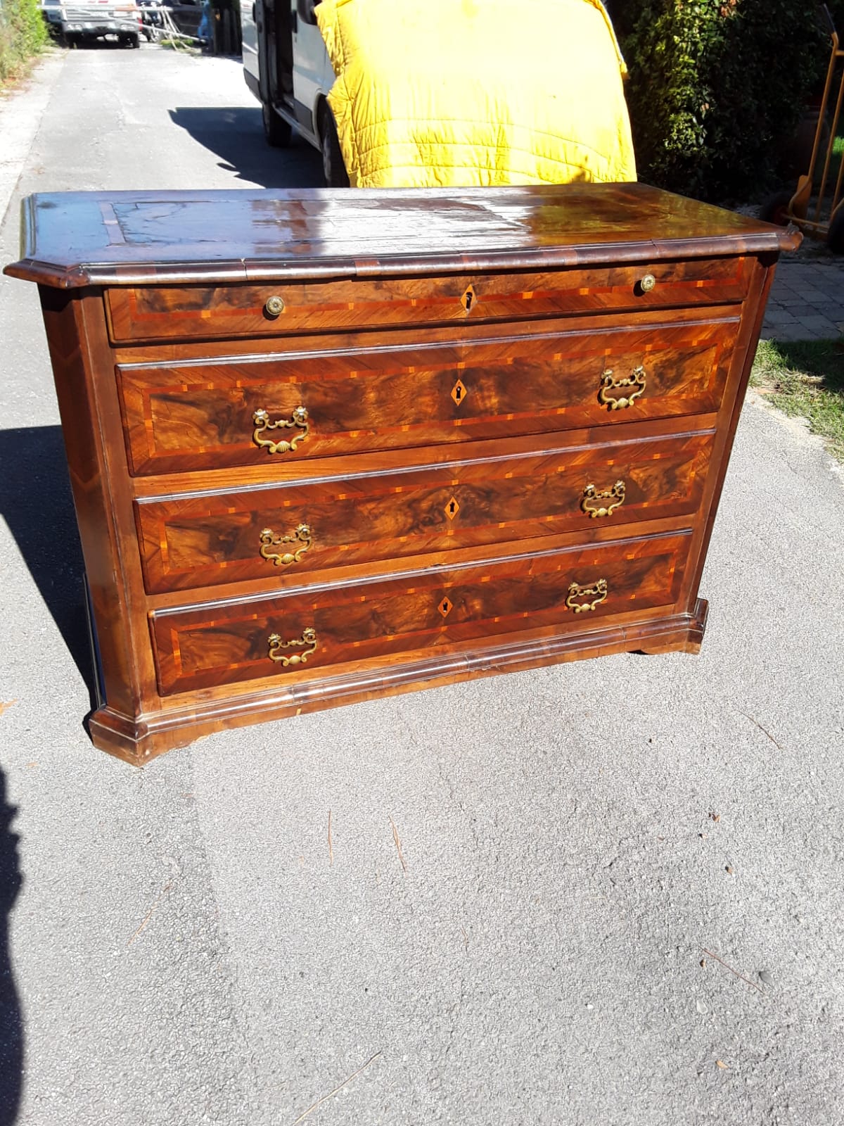 Commode florentine de la fin du XVIIe siècle, plaquée en loupe de noyer, filetée en jujubier, évasée l140xp62xh95 garantie termes de la loi