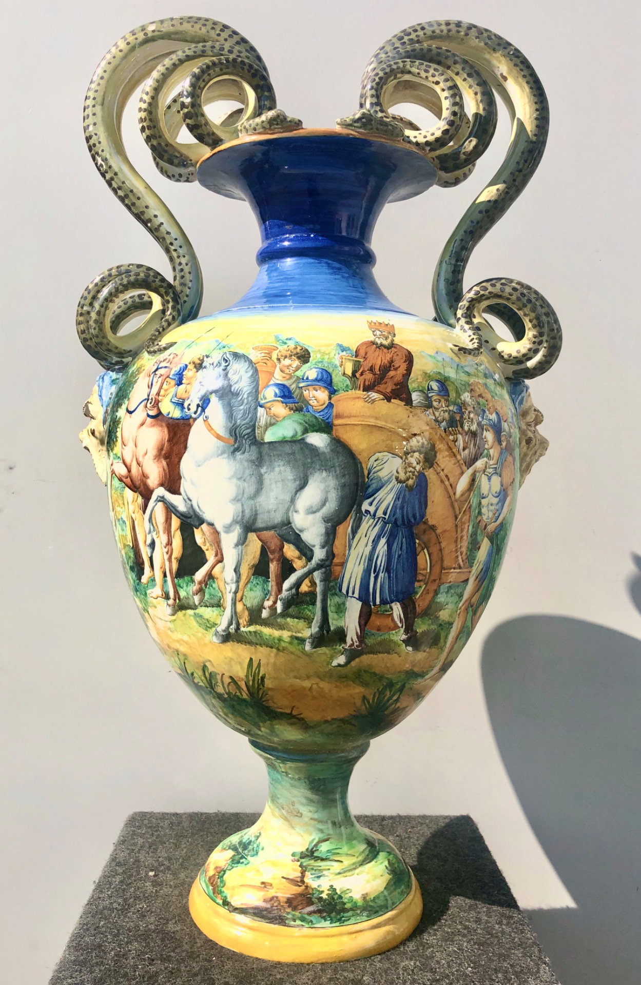 Grand vase en majolique avec anses serpentines et décor historié du Triomphe de David sur les Assyriens. Signature S.C.A. Pesaro.