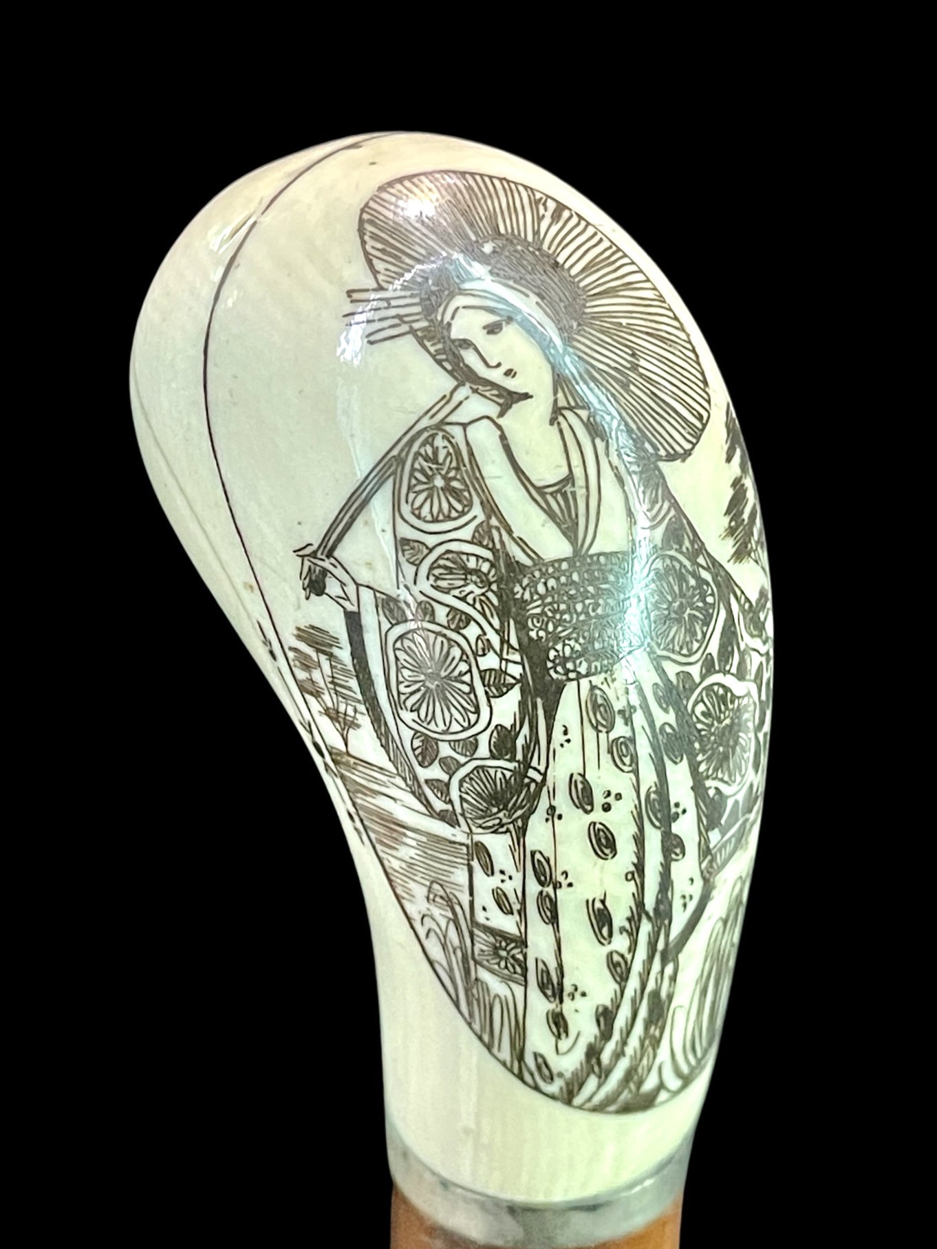 Canne avec pommeau en ivoire globulaire latéral gravé d'une figure féminine japonaise avec un parapluie.