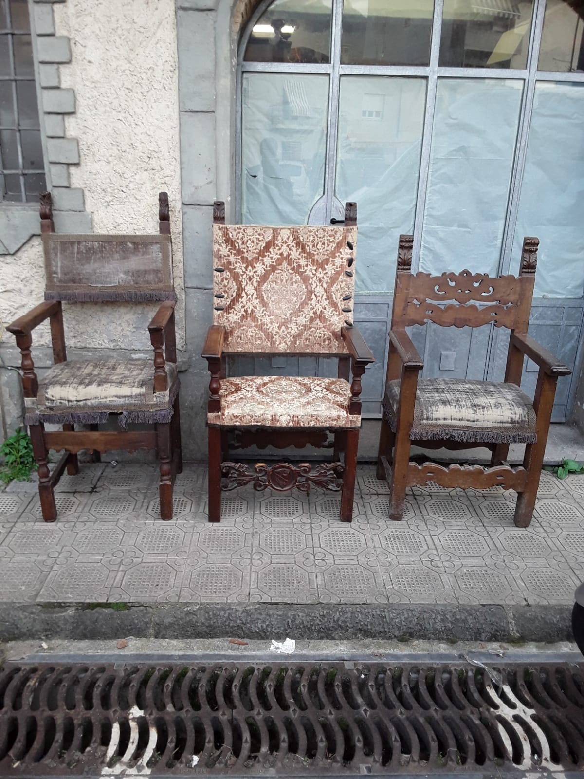 Trois fauteuils conventuels datant des années 1600, dont un avec des armoiries toscanes. Garantie légale.