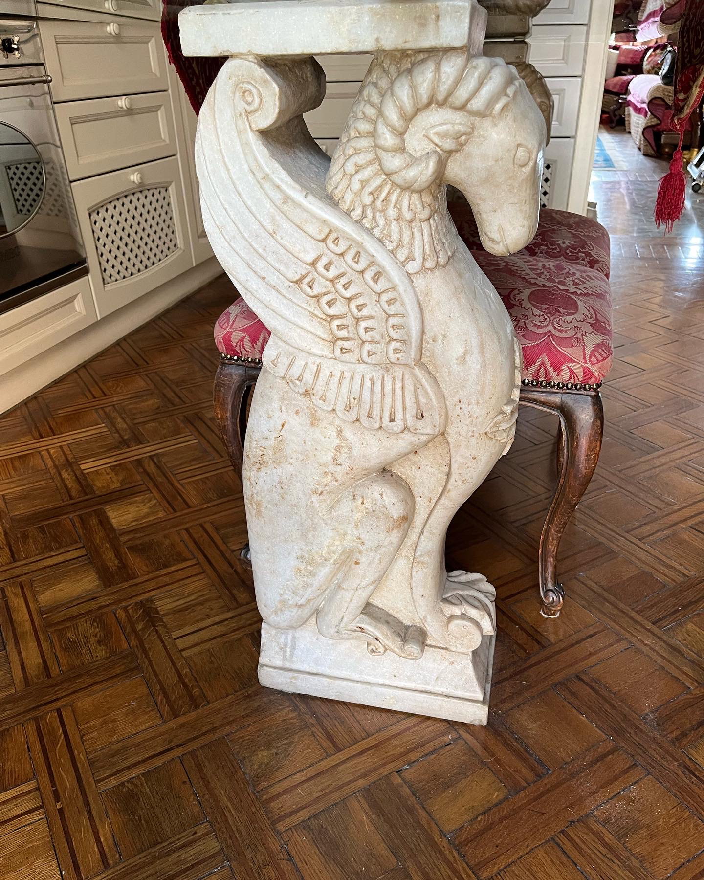 Coppia basi in marmo con figure antropomorfe della fine del XIX secolo. Misure h 75cm x larg. 32 cm x prof. 15 cm. 