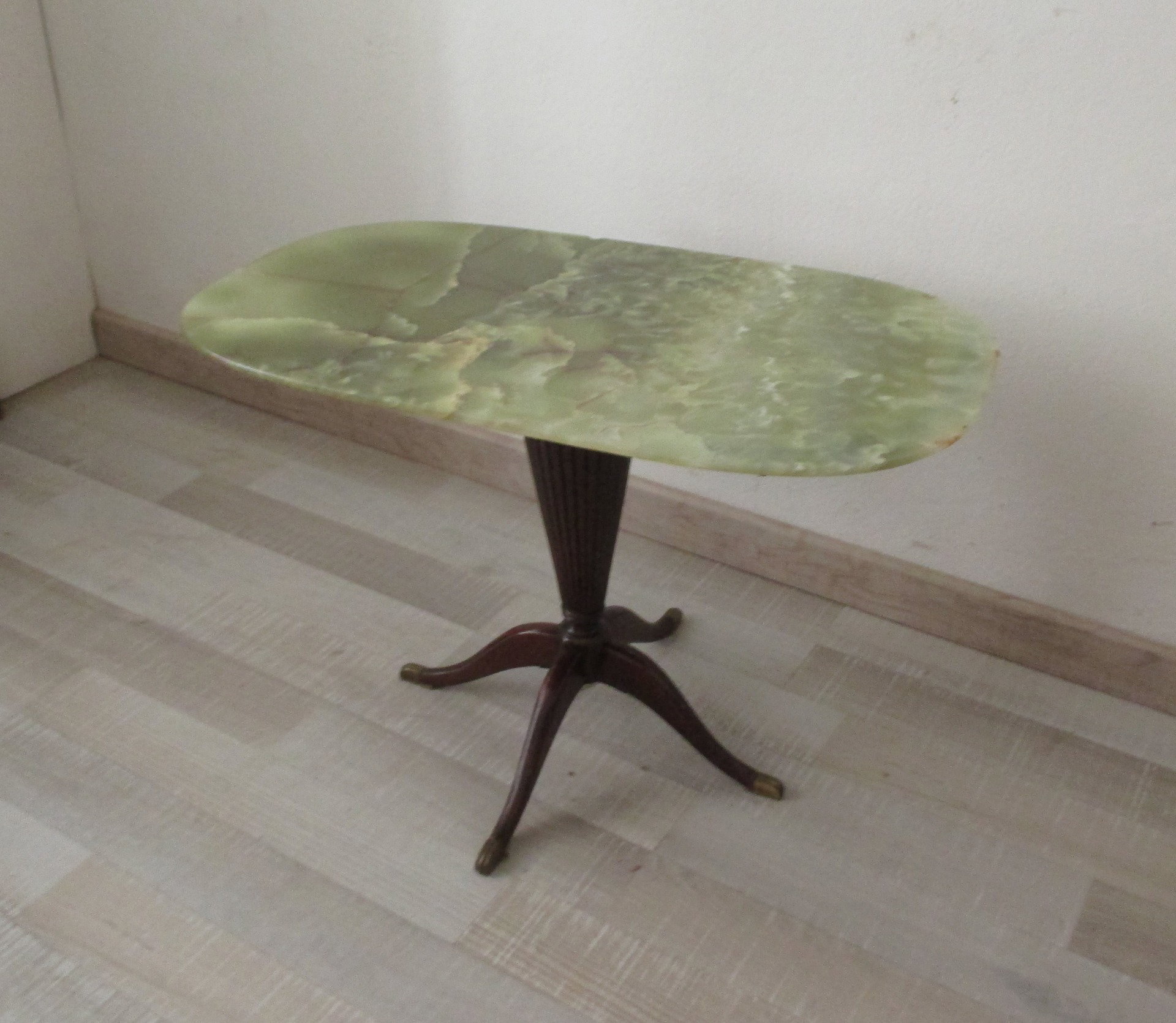 Petite table anglaise en acajou avec plateau en onyx - vintage moderniste - années 50
