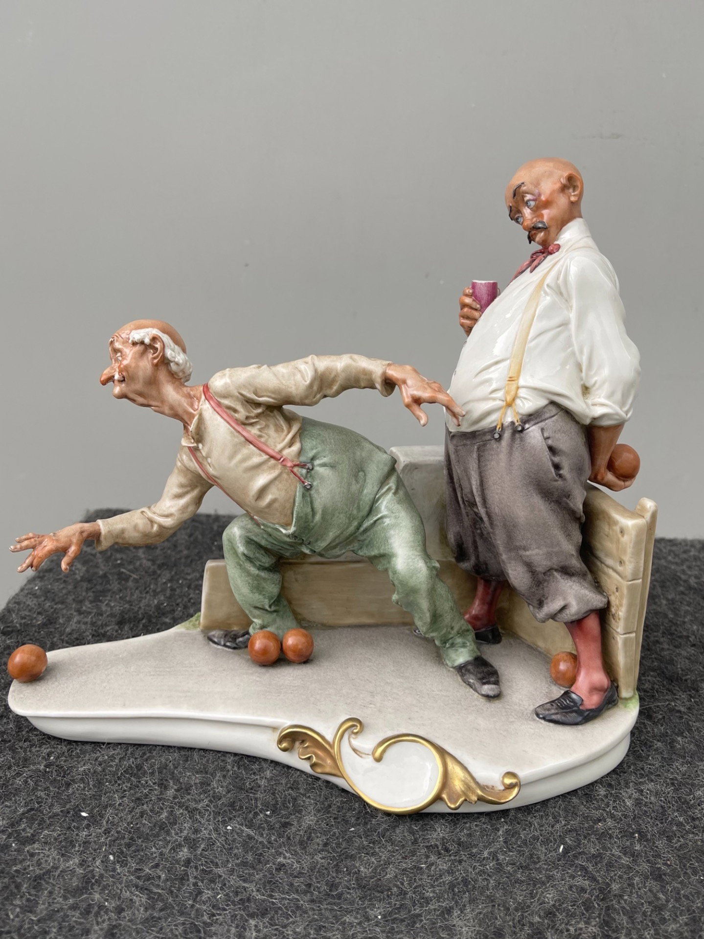 Karikaturale Porzellanskulptur, die Bocciaspieler darstellt. Giuseppe Cappe’. Datum 1959