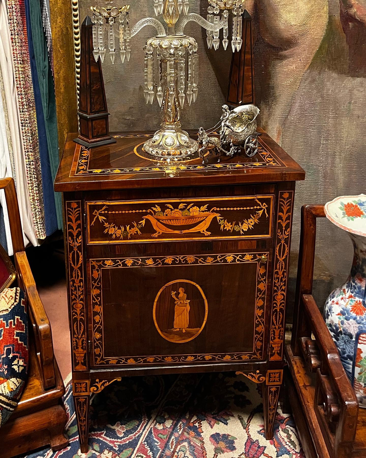 - piccolo comodino “Bottega Maggiolini" in legno di palissandro finemente intarsiato. Epoca XVIII secolo.