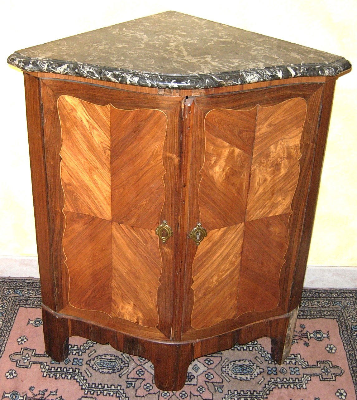 Elegant veneered corner cabinet made with precious woods, from the 1700s