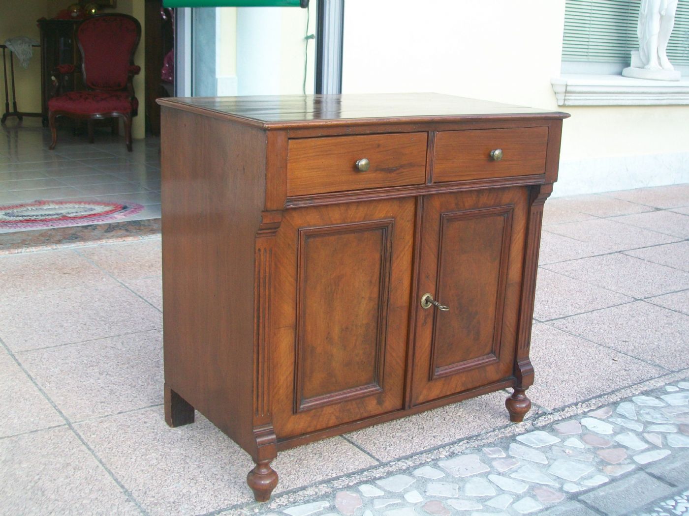 Petite crédence, meuble TV de style Biedermeier. 76 L x 45 P x 73 H.
