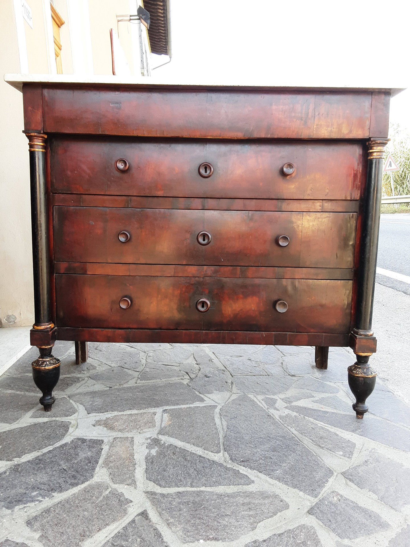 Cómoda imperio de Lucca, pata en forma de piña, filete de cerezo en primera pátina, mármol blanco de Carrara. L126xp63xh115. Garantía escrita en términos de ley.