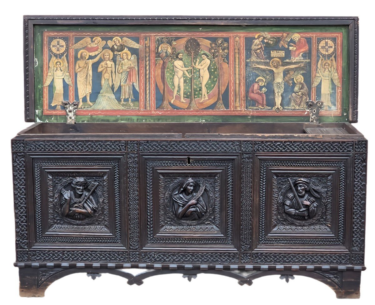 Coffre néo-médiéval sculpté à la main en noyer avec iconographie chrétienne, XIXe siècle