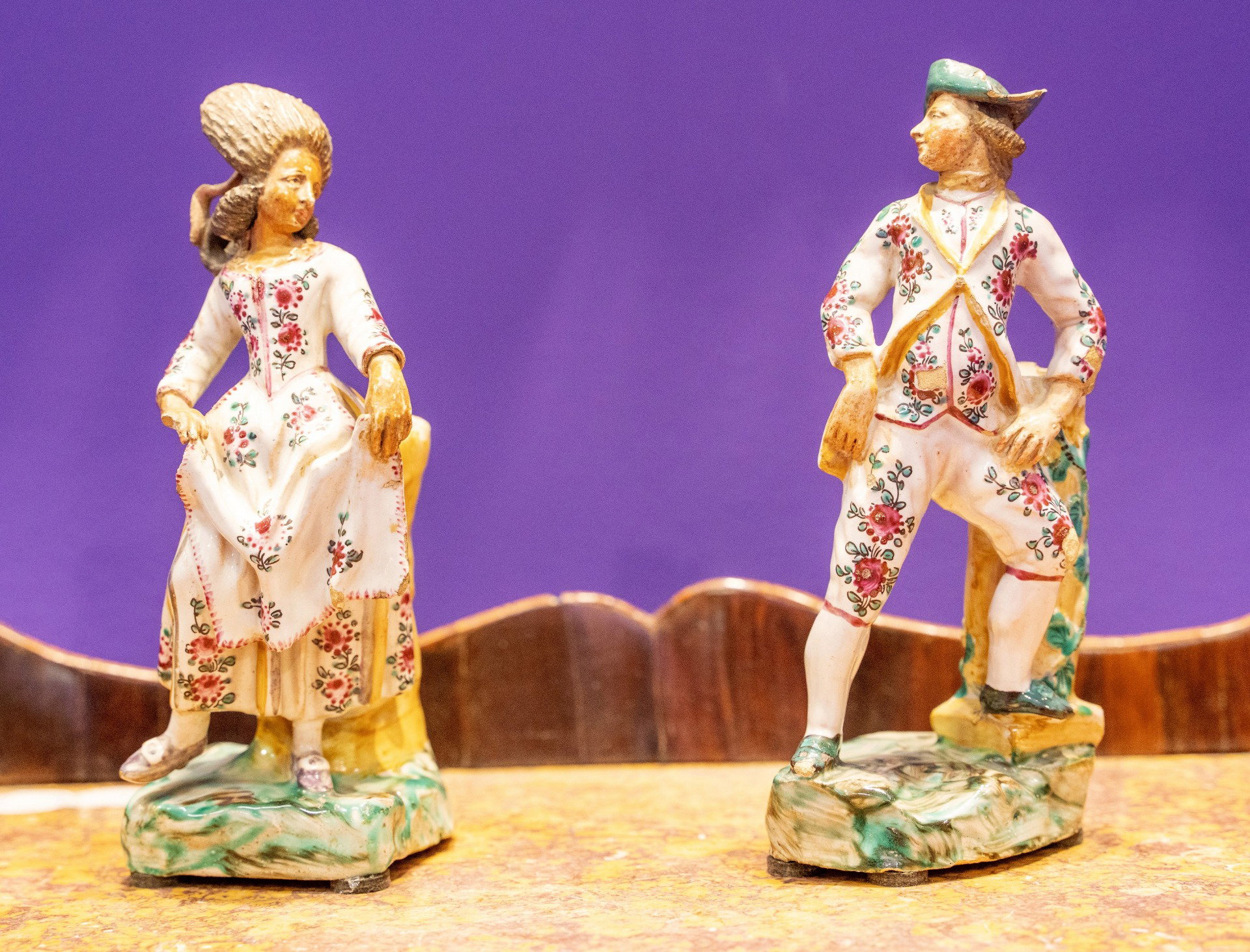 Giacomo Boselli (Savona 1744-1808) Jeunes danseurs, couple de groupes plastiques en faïence polychrome
