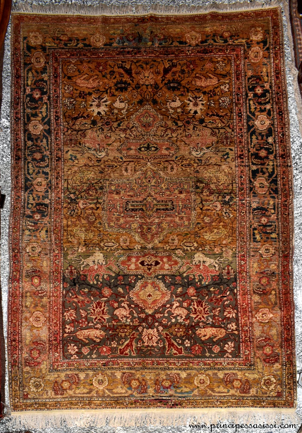 Persia, segunda mitad del siglo XIX, alfombra antigua Tabriz o Sultanabad muy rara con escenas de caza y animales.
