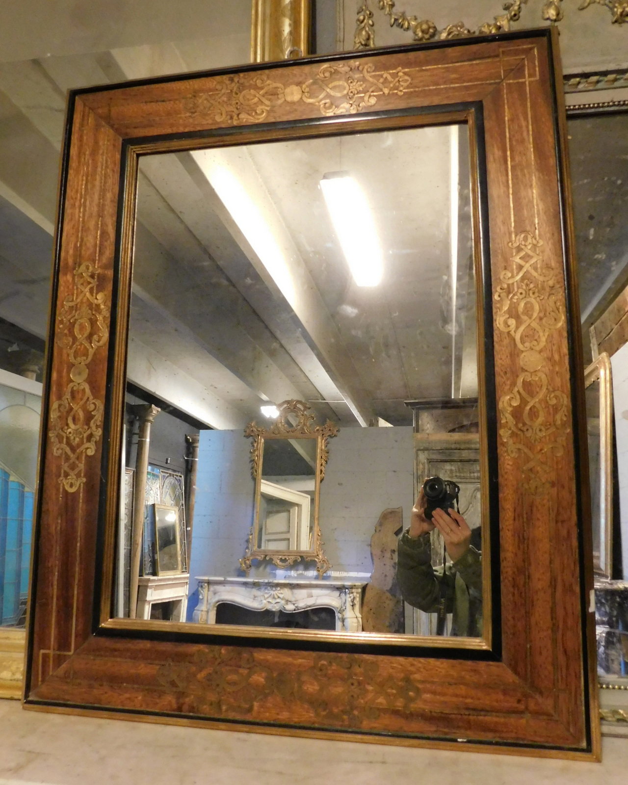 specc300 - Miroir en noyer avec incrustations dorées, début du XXe siècle, dimensions cm l 80 x h 100