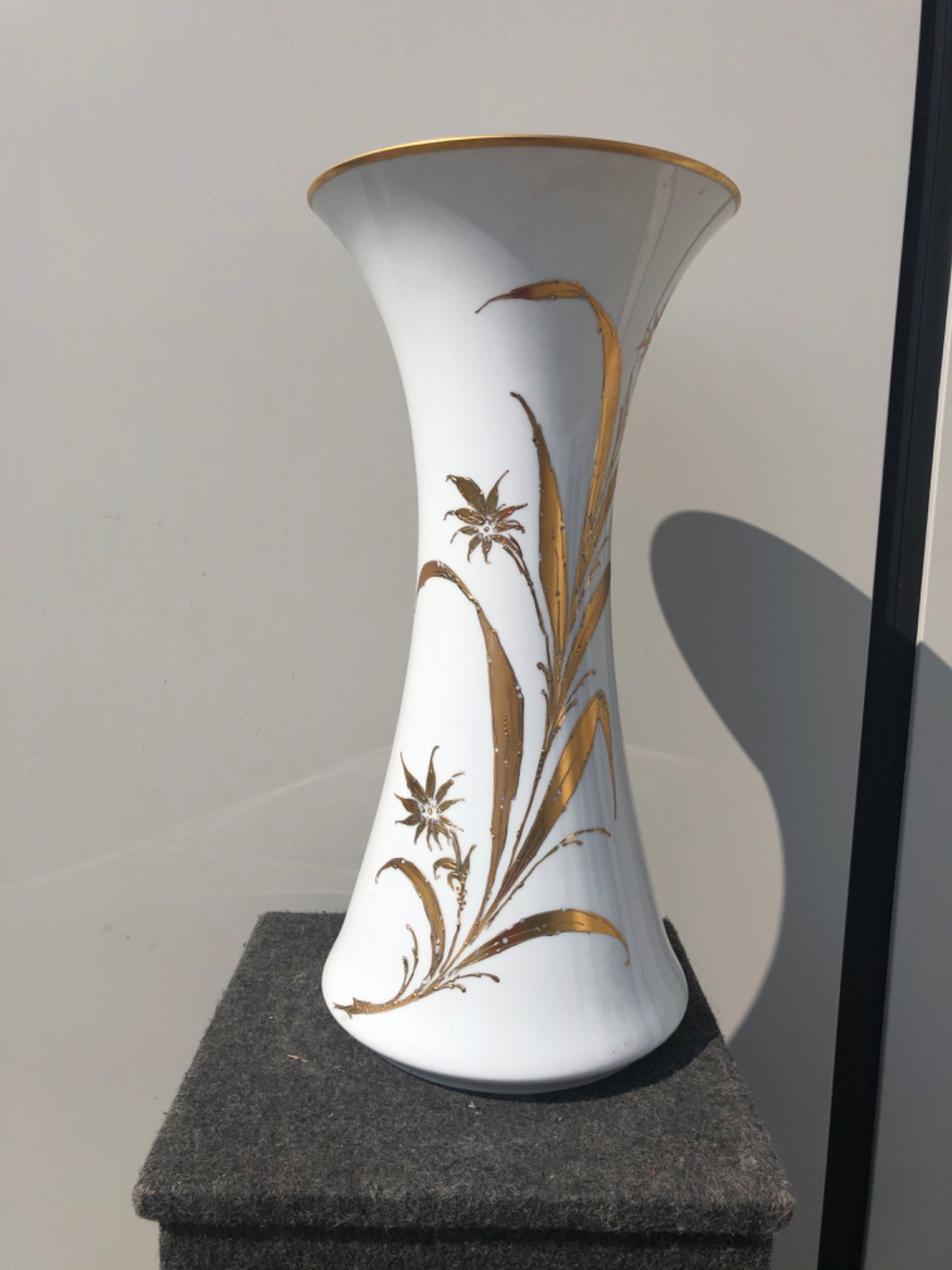 Grande vaso de trombeta em porcelana alemã pintado à mão na Itália com decoração floral em ouro. Assinado.