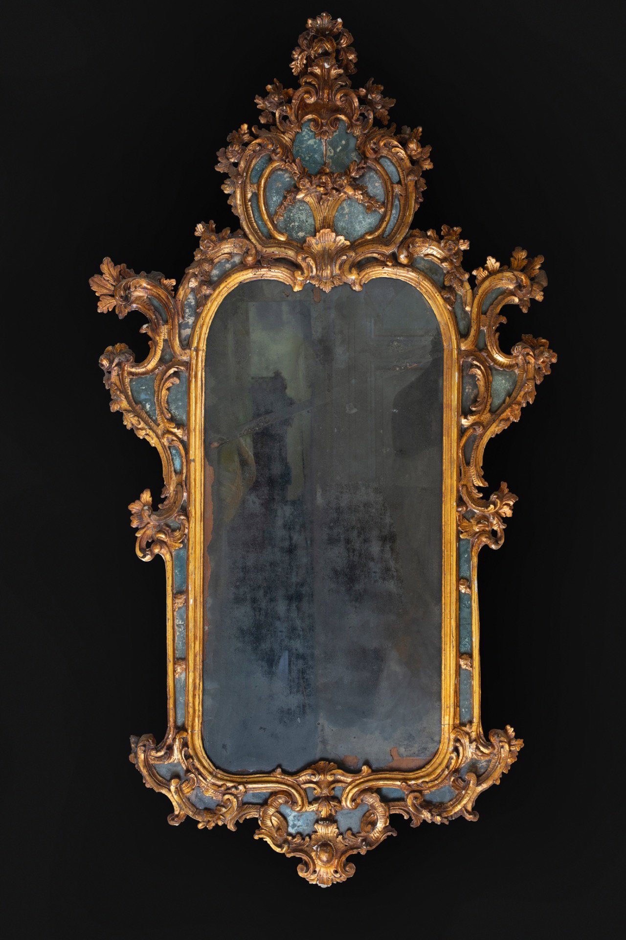 Miroir en bois doré et sculpté avec verre au mercure de fabrication piémontaise