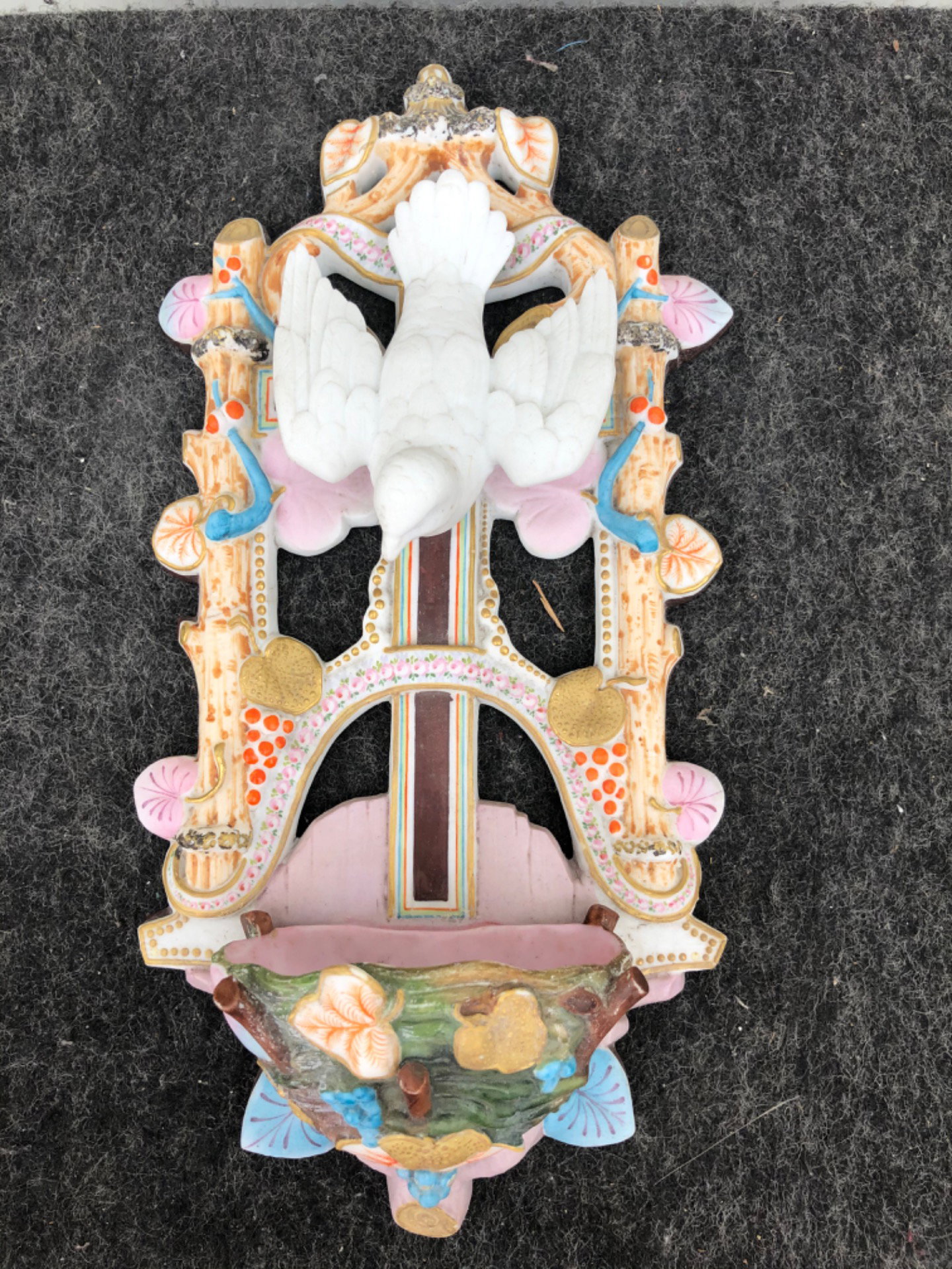 Bénitier en porcelaine biscuit ajourée avec oiseau et motifs floraux art nouveau. France.