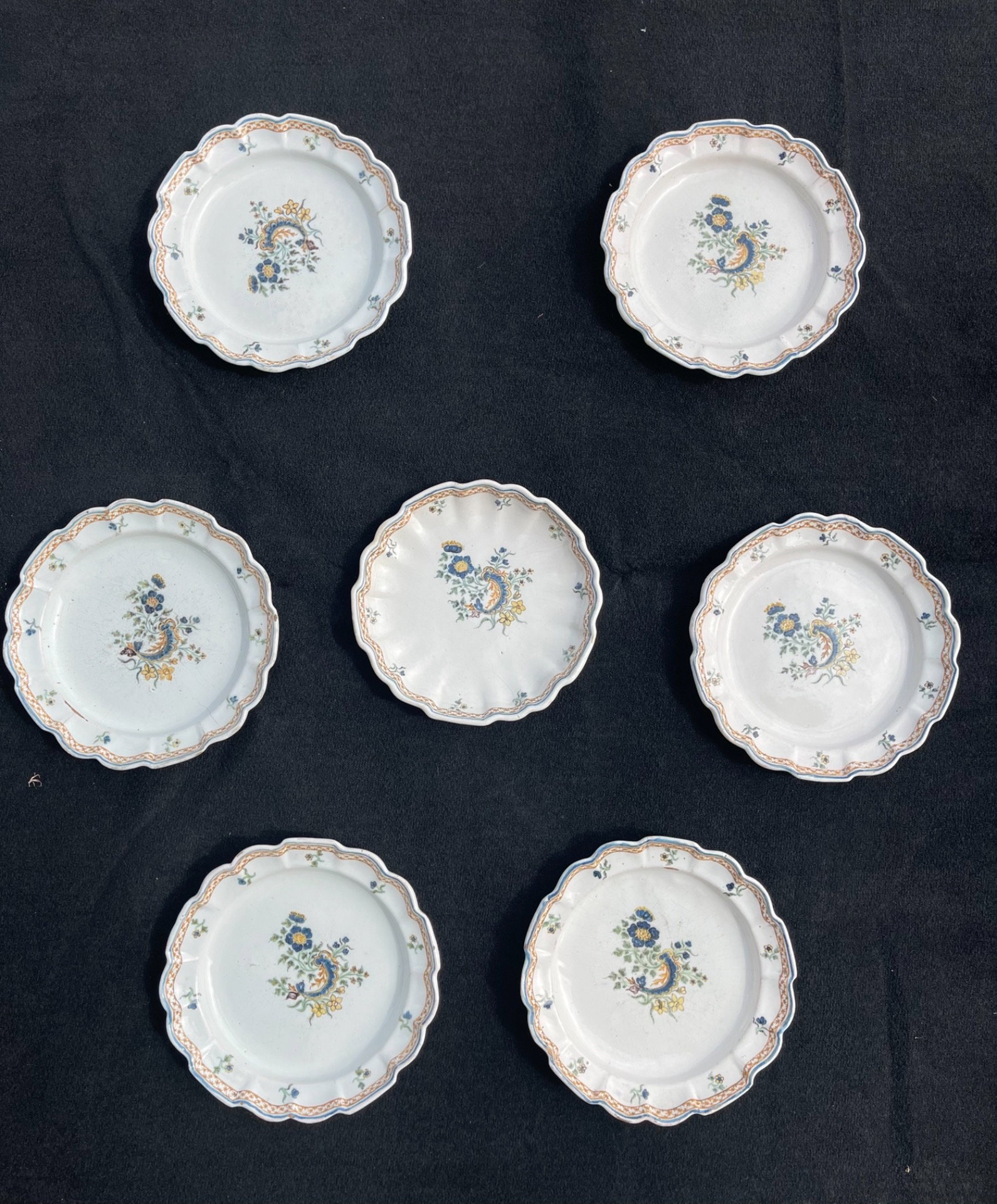 Sette piatti in maiolica con decoro a ‘fiori e rocaille’.Manifattura Dallari,Sassuolo 
