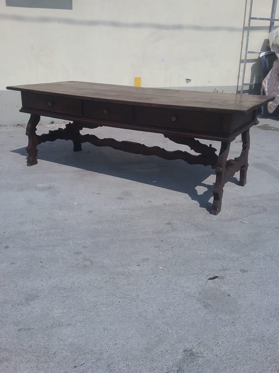 Table de monastère en noyer, époque 1600, de centre, dans sa première patine. L237 x largeur 100 x H84, hauteur jusqu'à la ceinture 60. Certificat de garantie.