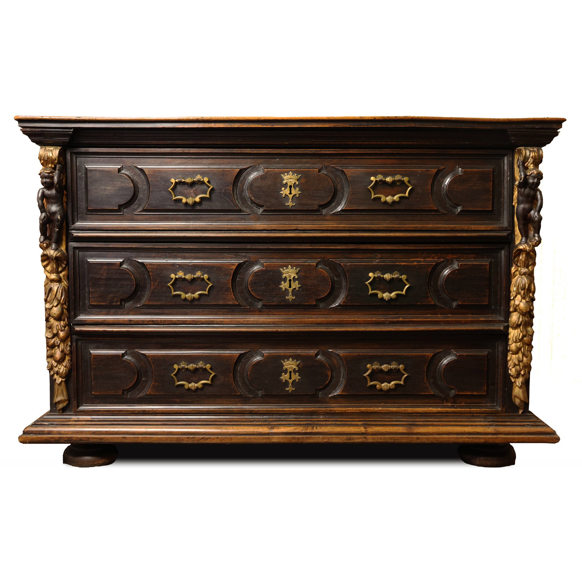 Commode en noyer sculpté et mouluré avec pilastres dorés et angelots mauresques, Duché de Mantoue, XVIIe siècle
