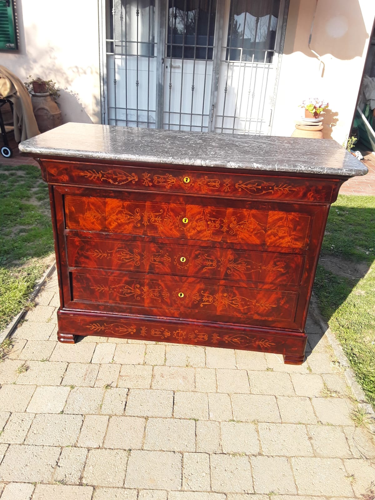 Wunderschöne, furnierte Kommode aus Mahagonipflaume mit Kirschholzintarsien aus der Zeit Karls X. Grauer, gesprenkelter Sant'Anna-Marmor. Gesetzliche Garantie.