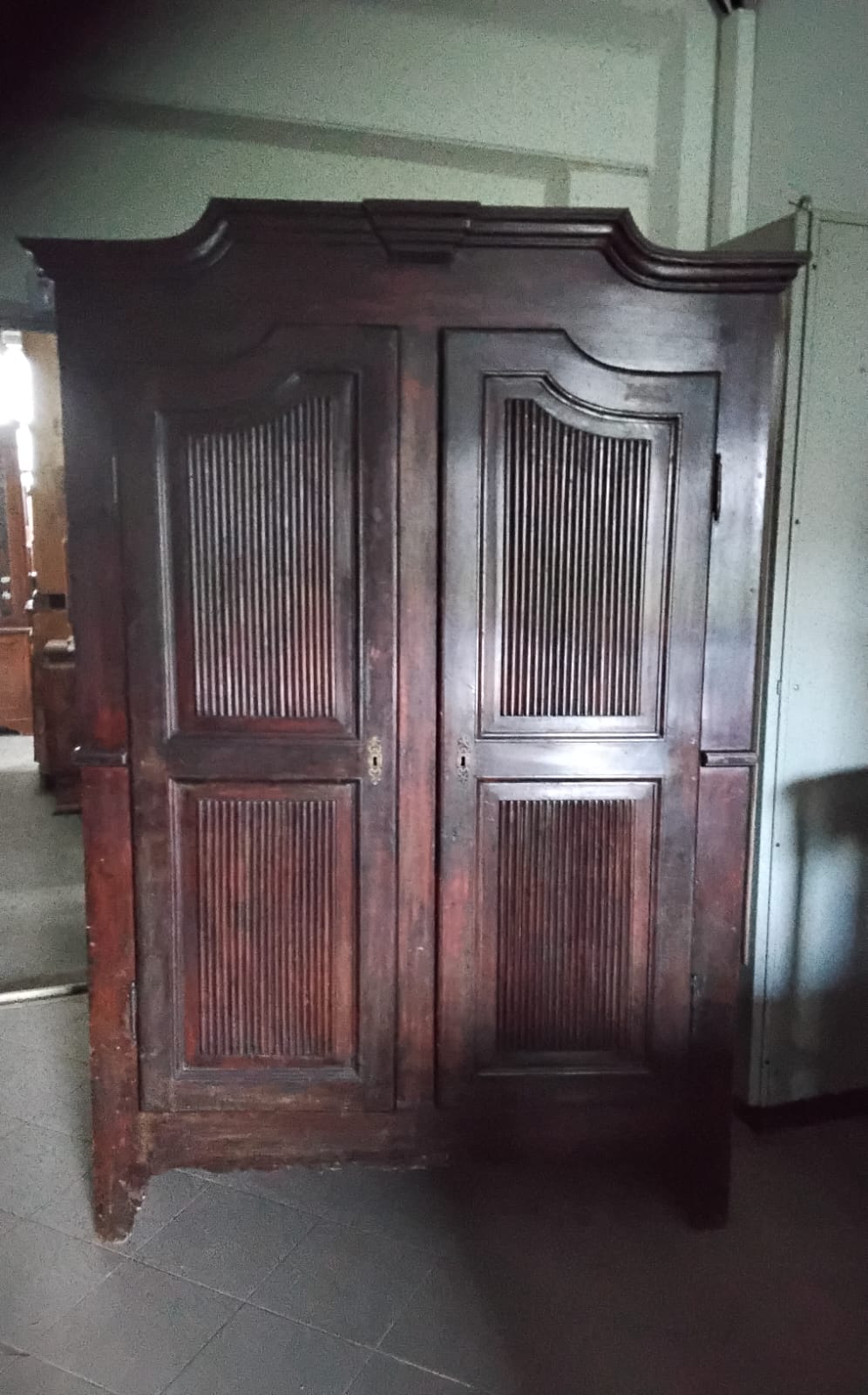 Guarda-roupa piemontês com 2 corpos em nogueira do século XVIII em pátina original da época L150 na cornija P51xA215 acompanhado de certificado de garantia