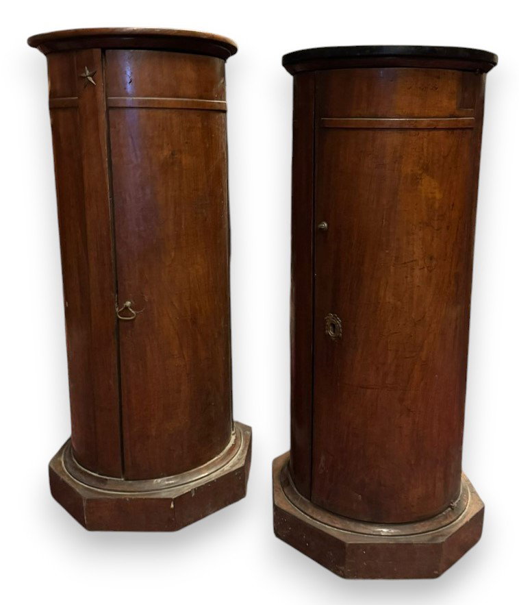 ARM251 - Paire de tables de chevet cylindriques en noyer, époque XIXe siècle, dimensions diamètre 40 cm x H 90 cm