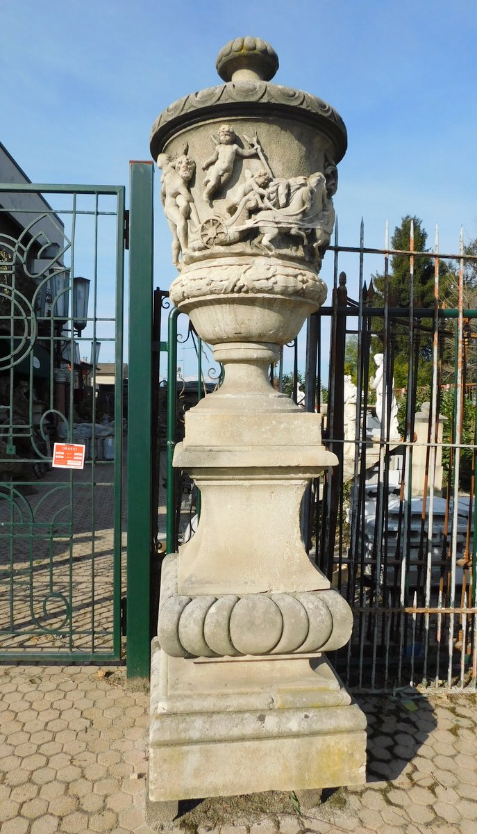 dars028 Nr. 2 monumentale Vasen aus Stein, geschnitzt, Sockel 70 x Höhe 300 cm, Epoche 19. Jh.