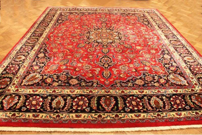 Tapis MESCHAD – QUOUM (QOM) persan TRÈS DÉCORATIF, RAFFINÉ ET VIF, à décor floral sur des tons de bleu cobalt et rouge – 300x366 cm.