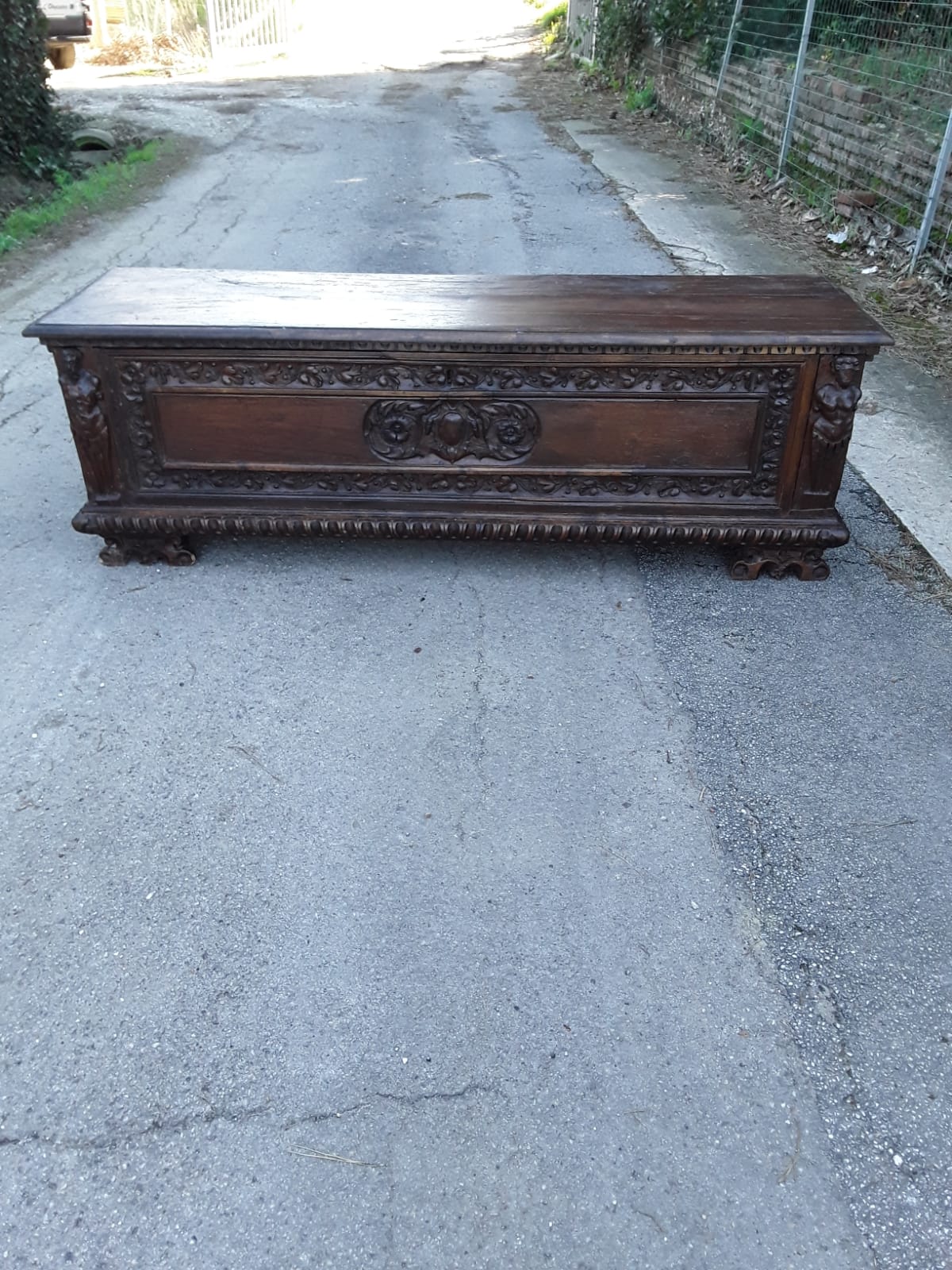 Bergamo-style walnut chest with gadrooning, caryatids, family crest, vine work, late 1500s, L173xW53xH57 legal guarantee