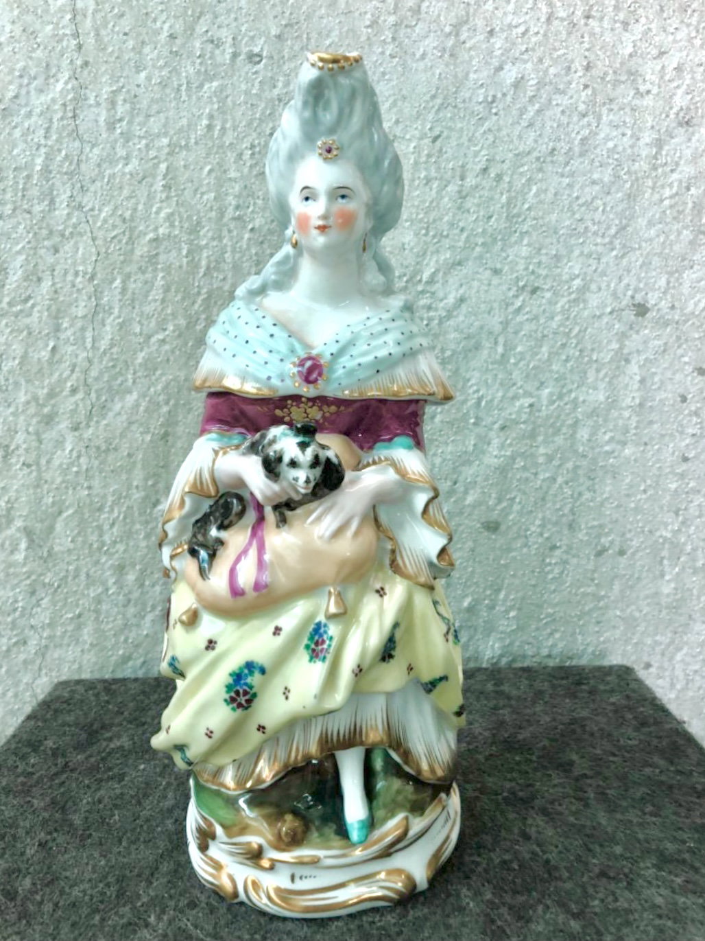 Porzellan-Veilleuse tisaniera, die eine weibliche Figur mit Hund darstellt. Frankreich, Louis-Philippe-Zeit