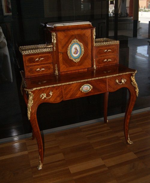 Antiguo y pequeño escritorio bonheur du jour francés de 1800 con bronces y placas de Sèvres
