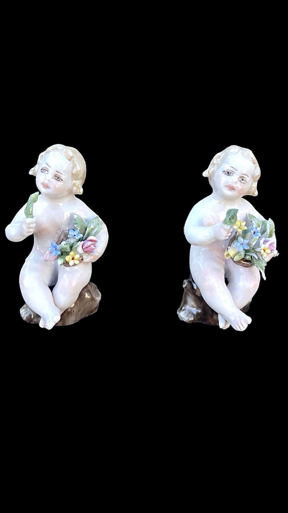 Par de querubins de porcelana com cesto de flores. Manufatura Ginori.