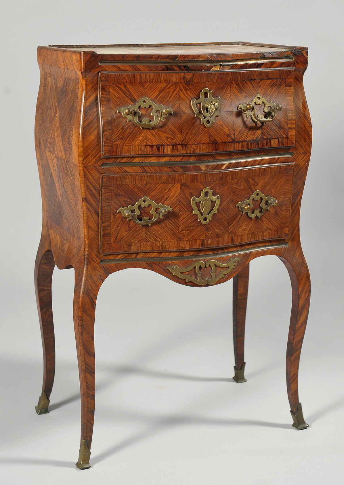 Comodino Luigi XV di forma mossa lastronato in legno di violetto, Sicilia metà secolo XVIII