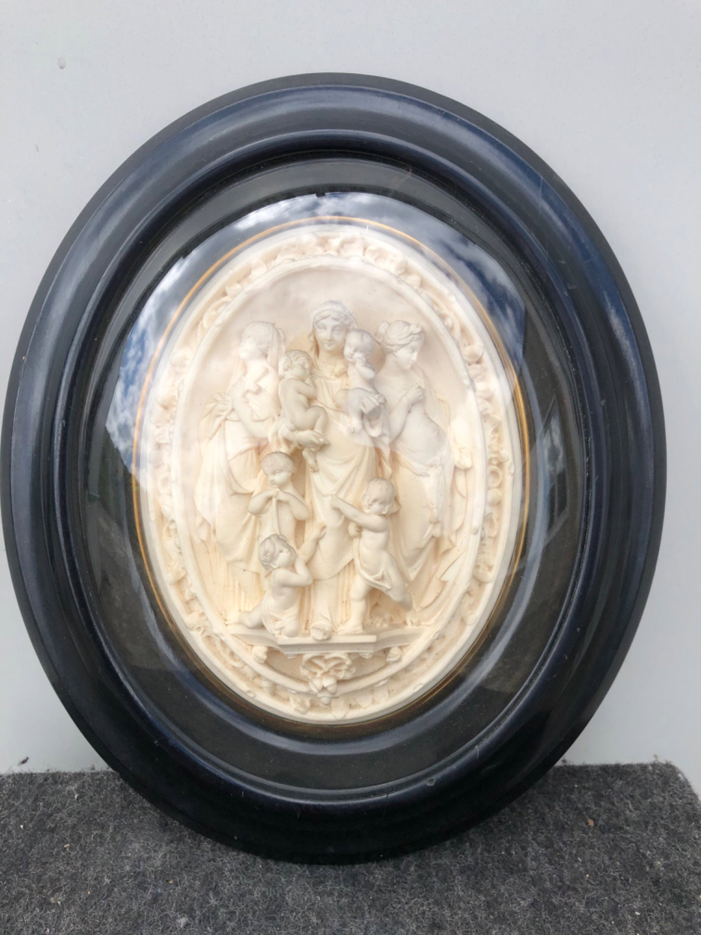 Seerosenrelief (Magnesit), das eine Allegorie der Tugend, des Glaubens, der Hoffnung und der Nächstenliebe darstellt. Frankreich.