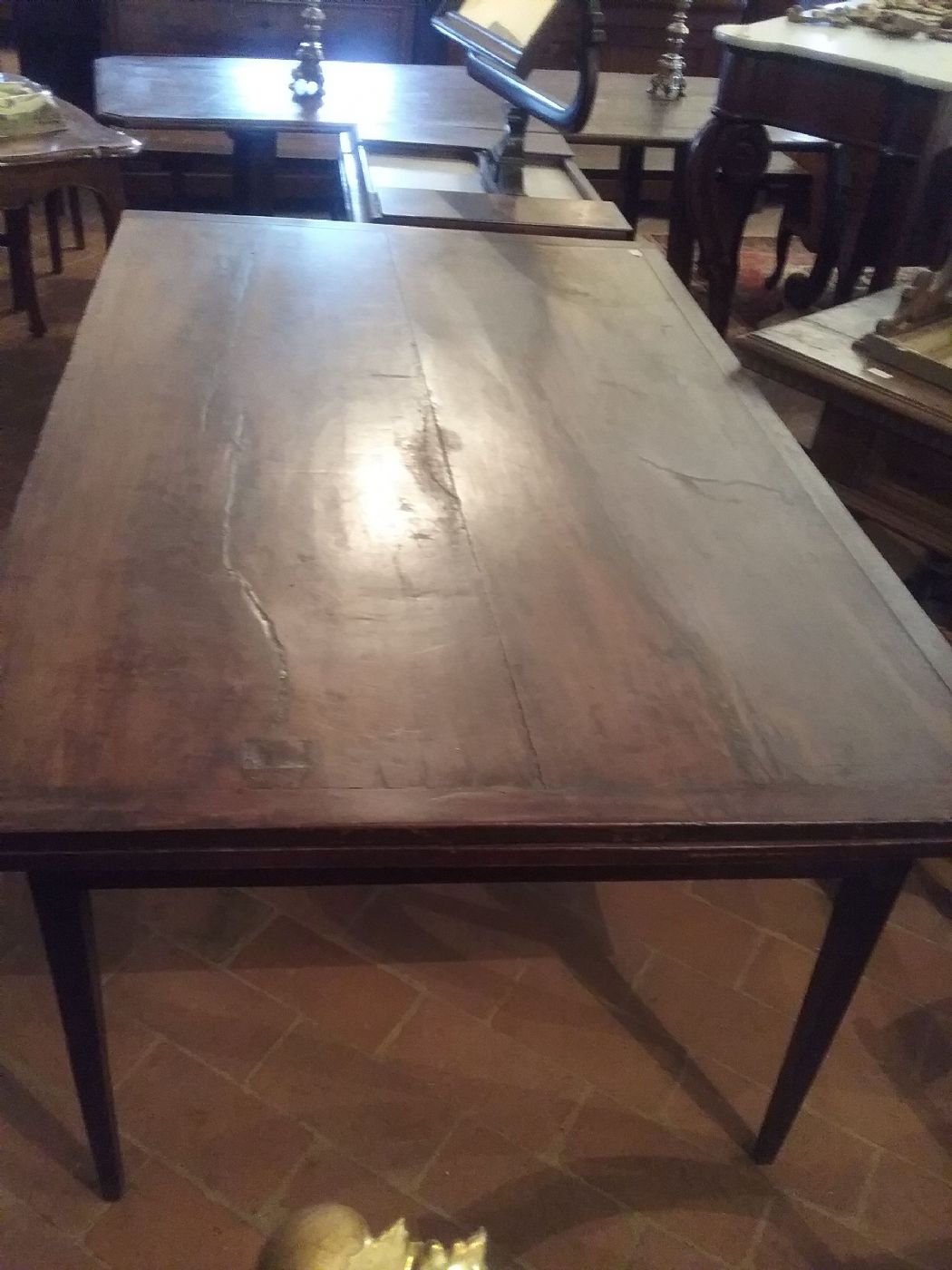 Mesa sienense da época de 1700, Luís XVI, em nogueira com alguns detalhes em olmo, extensível. Medidas: 178x113 cm (esticada 338 cm). Garantia nos termos da lei. Raridade pela época e dimensões.
