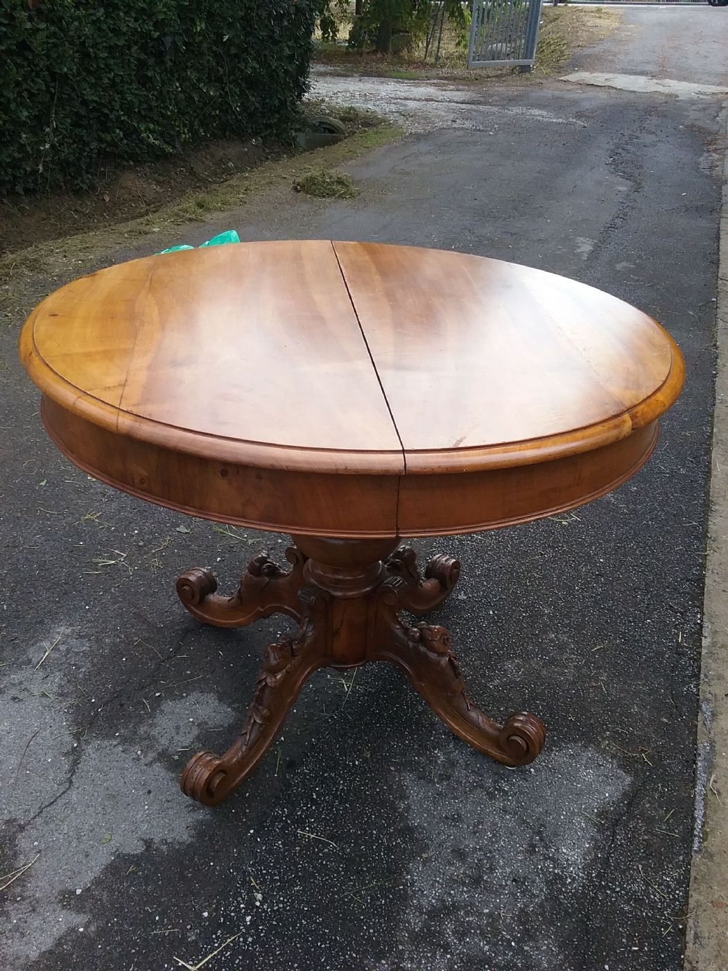 Table en noyer, restauration conservatrice, diamètre 100 cm, allongée max. 220 cm, ronde, style toscan, garantie légale.