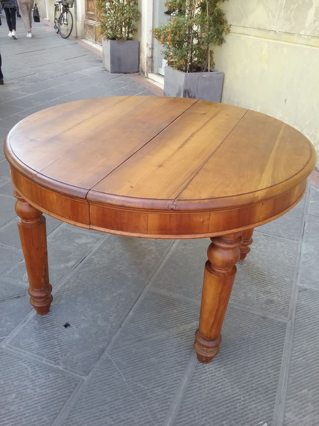 Table en cerisier L 125xh81 allongée à 230 époque 1800, table toscane du milieu du XIXe siècle. La table a un cinquième pied escamotable pour assurer la stabilité. Garantie selon les conditions légales.