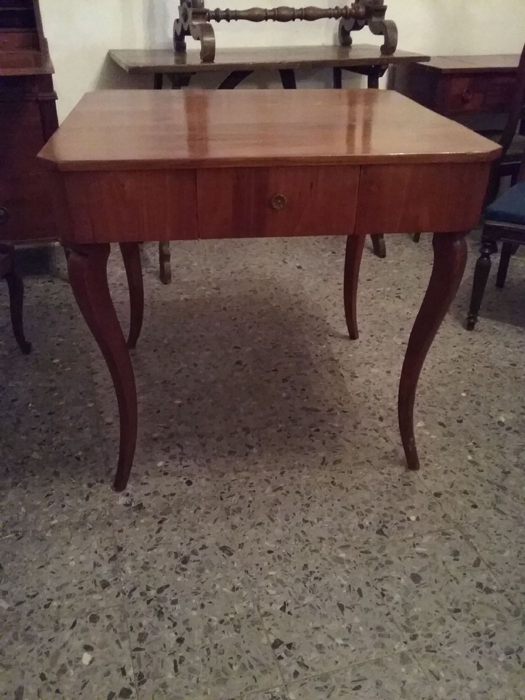Sienese Directoire style small table with cherry veneer, dimensions l87xp81 h80, unique elegance, legal guarantee.