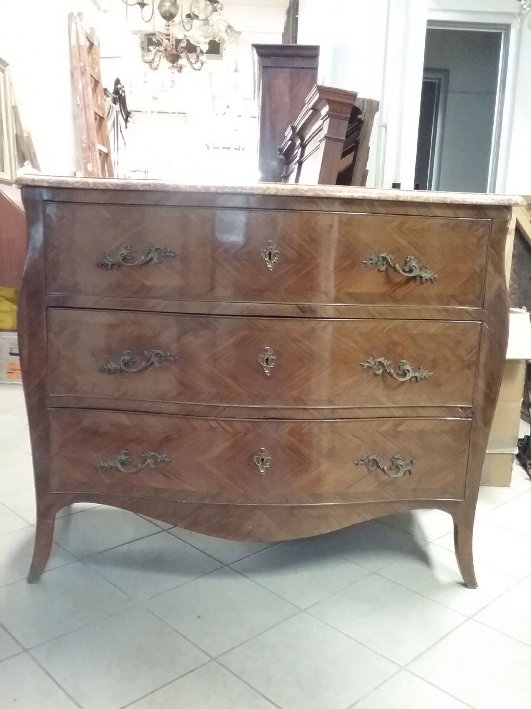 Neapolitan Louis XV olive and walnut chest of drawers, with curved front and sides, Spanish brocatelle marble top, poplar interiors, immaculate furniture, virtuous elegance, measurements 135x67 maximum h108, legal guarantee