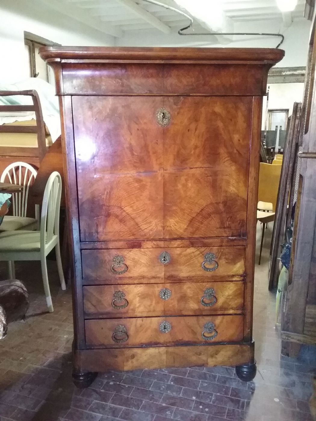 Nussbaumsekretär aus der Lombardei aus der Restaurierungszeit in originaler erster Patina der Zeit, wunderschönes Beschläge, Geheimfächer im Inneren, Tassenfuß, H150 x B96 x T47