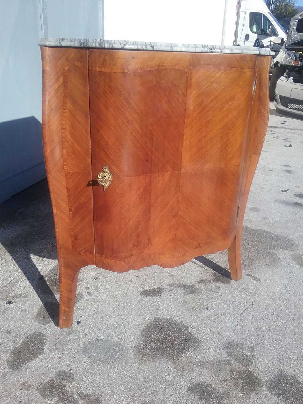 Eckvitrine aus Genua, Palisanderholz, Palisander, Marmor, Perlmutt, Ecke 53xH86 T47, bewegte Front mit Flaggenmuster, gesetzliche Gewährleistung.