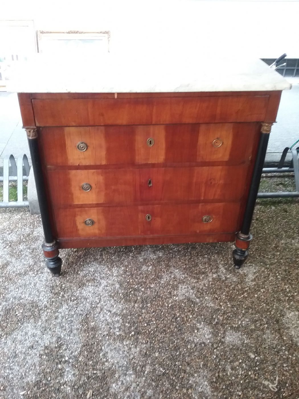 Empire-Kommode aus Lucca, Kirschbaumfurnier, weiße Carrara-Marmorplatte, Zapfenfuß, vergoldetes Kapitell in korinthischer Form, L120 x T60 x H112, gesetzliche Gewährleistung.