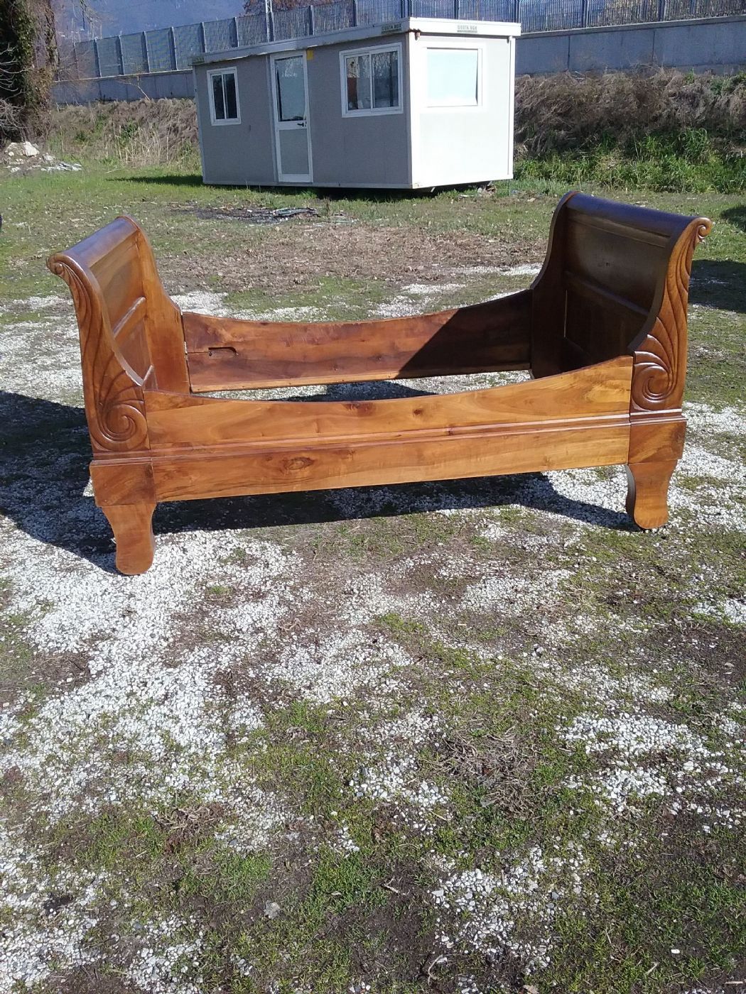 Nussbaum-Bateau-Bett aus der ersten Hälfte des 19. Jahrhunderts, Breite 145 x Länge 220 x H115, Innenmaß 138 x 200. Mittig stellbares Bett, gesetzliche Garantie.