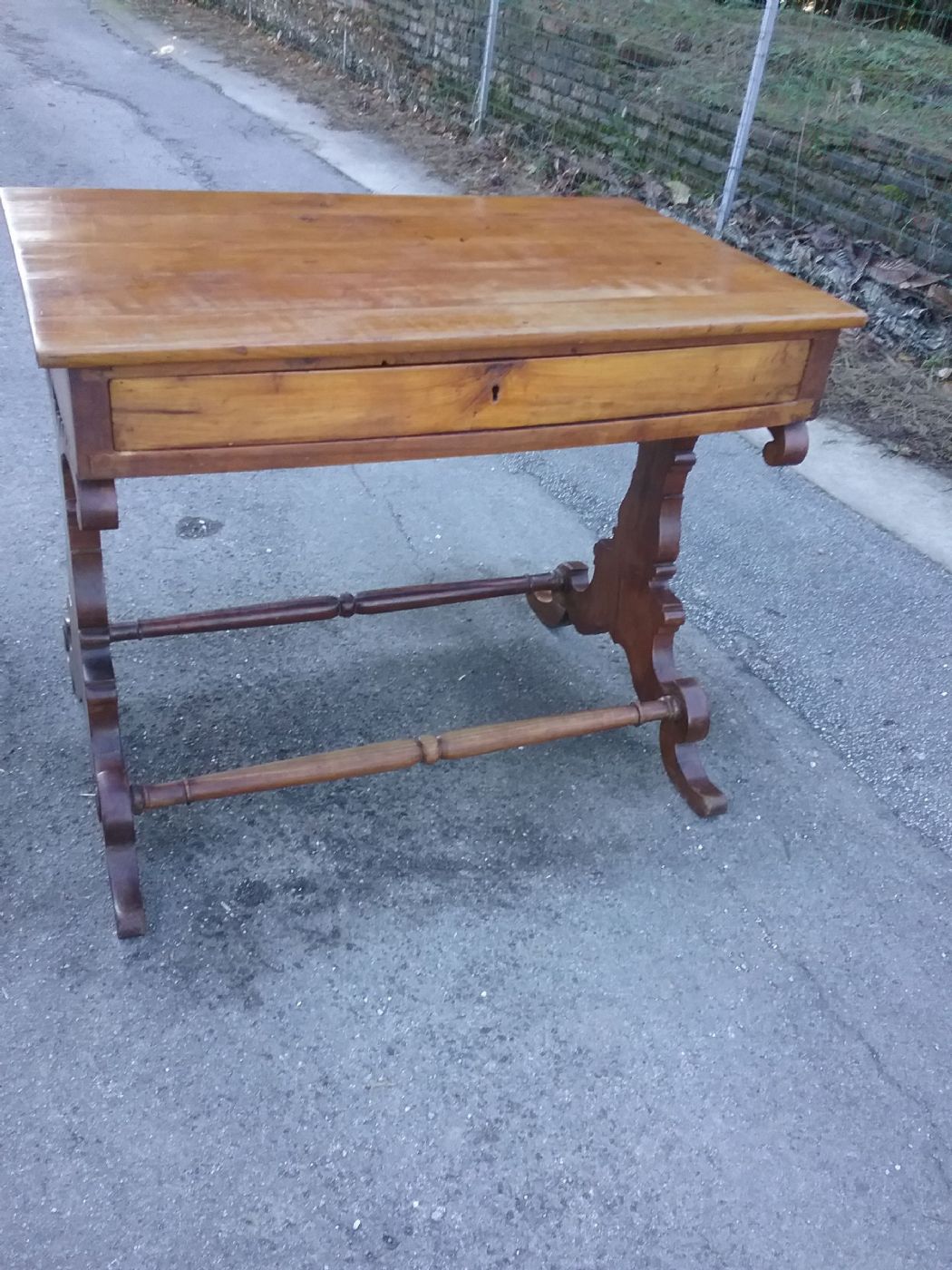 Kirschholz-Schreibtisch Carlo X, freistehend, toskanisch, L 98 x T 64 x H 80, Schublade zum Boden cm 66