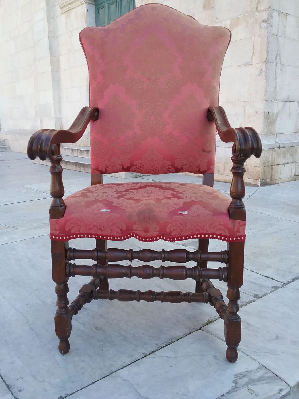 Precioso sillón en madera de nogal con diseño de carrete, altura 130 cm x ancho 68 cm x profundidad 59 cm; altura del reposabrazos al asiento 49 cm, altura del asiento 53 cm, época 1800.